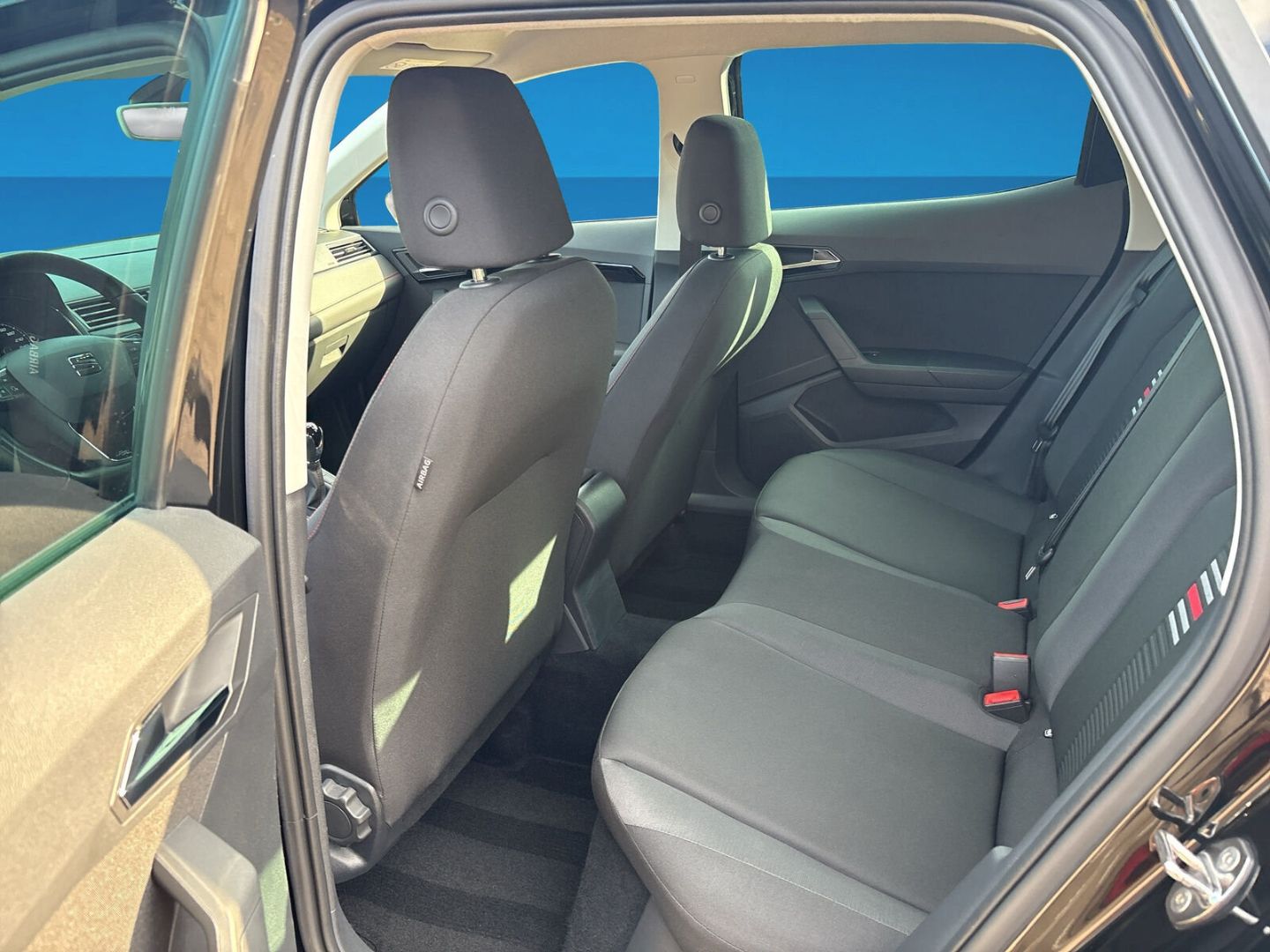 Fahrzeug 15 Fahrzeugabbildung SEAT Ibiza 1.0 TSI NAVI BEATS SHZ PDC FR - mit KI generiert/bearbeitet