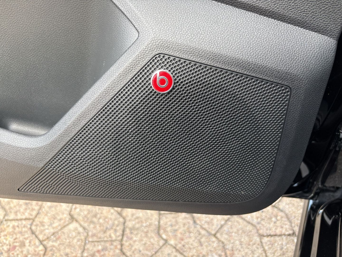 Fahrzeug 16 Fahrzeugabbildung SEAT Ibiza 1.0 TSI NAVI BEATS SHZ PDC FR - mit KI generiert/bearbeitet