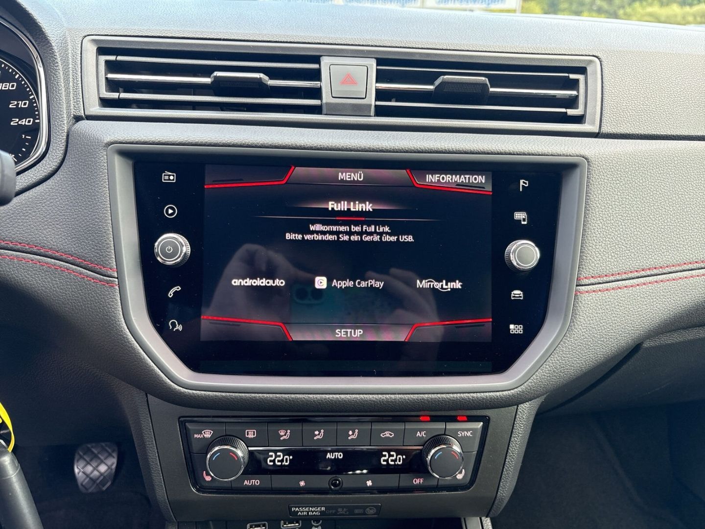 Fahrzeug 19 Fahrzeugabbildung SEAT Ibiza 1.0 TSI NAVI BEATS SHZ PDC FR - mit KI generiert/bearbeitet
