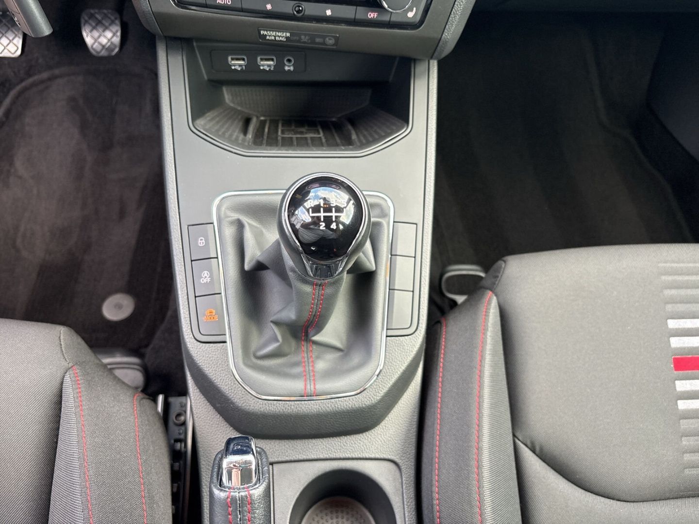 Fahrzeug 21 Fahrzeugabbildung SEAT Ibiza 1.0 TSI NAVI BEATS SHZ PDC FR - mit KI generiert/bearbeitet