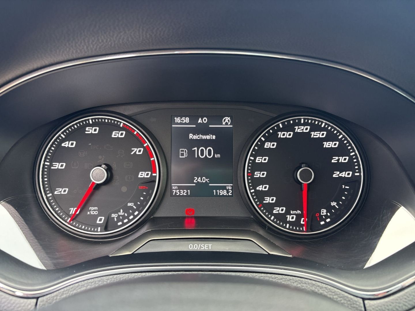 Fahrzeug 22 Fahrzeugabbildung SEAT Ibiza 1.0 TSI NAVI BEATS SHZ PDC FR - mit KI generiert/bearbeitet
