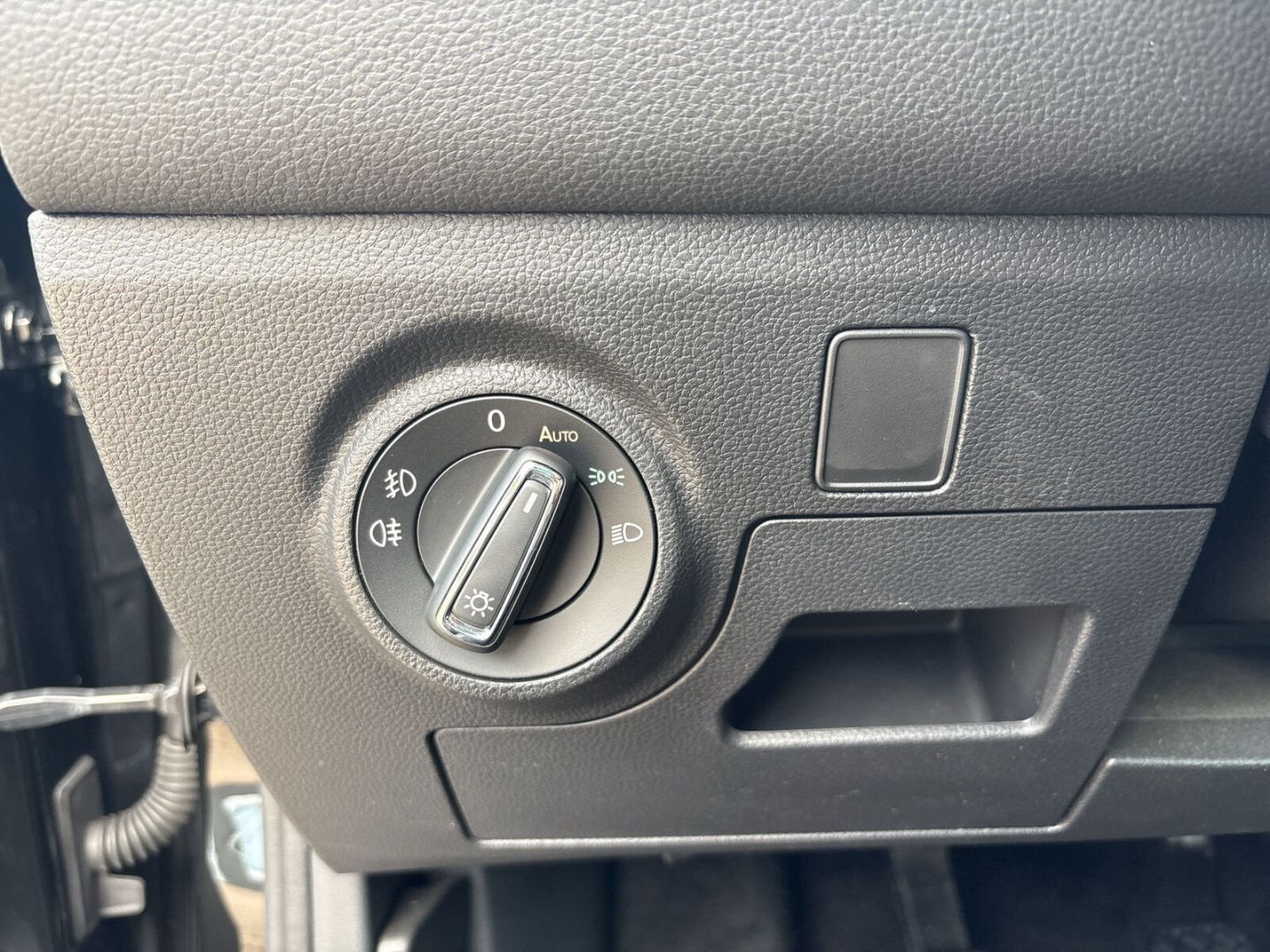 Fahrzeug 23 Fahrzeugabbildung SEAT Ibiza 1.0 TSI NAVI BEATS SHZ PDC FR - mit KI generiert/bearbeitet