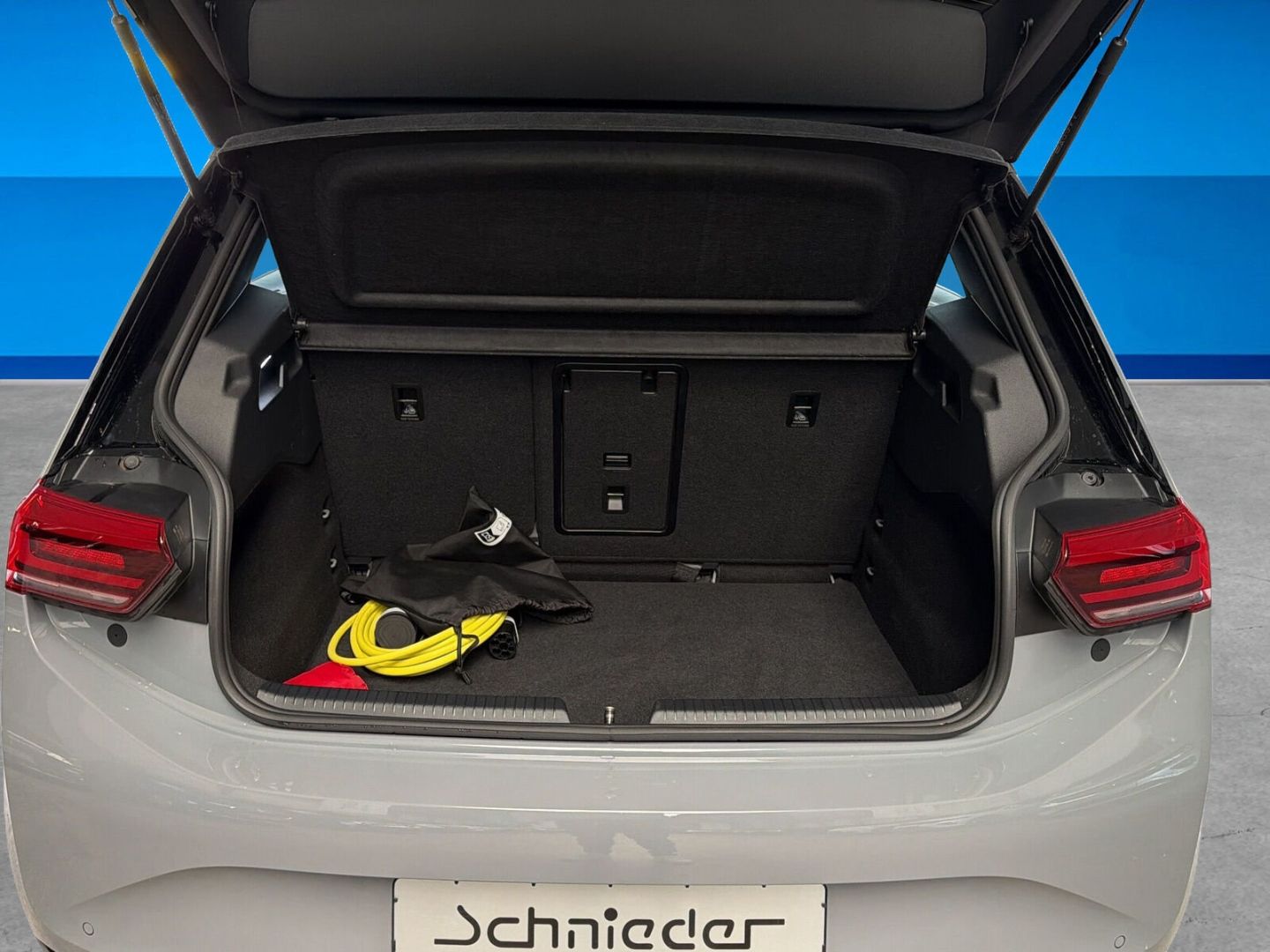 Fahrzeug 11 Fahrzeugabbildung Volkswagen ID.3 Pro Move 150 kW Rear View Navi LED Clima - mit KI generiert/bearbeitet