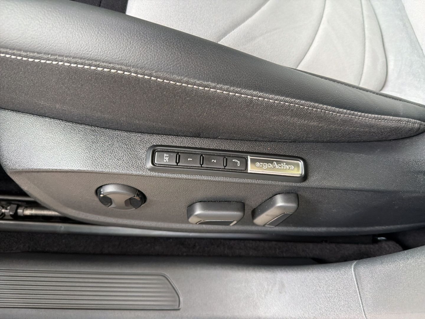Fahrzeug 16 Fahrzeugabbildung Volkswagen ID.3 Pro Move 150 kW Rear View Navi LED Clima - mit KI generiert/bearbeitet