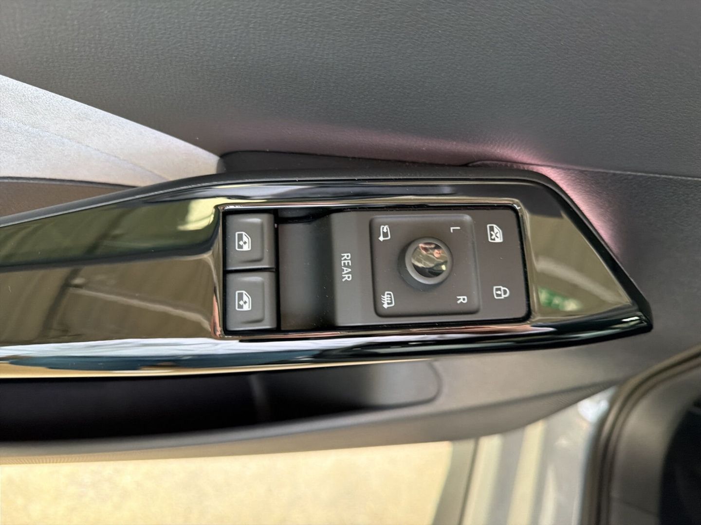 Fahrzeug 17 Fahrzeugabbildung Volkswagen ID.3 Pro Move 150 kW Rear View Navi LED Clima - mit KI generiert/bearbeitet
