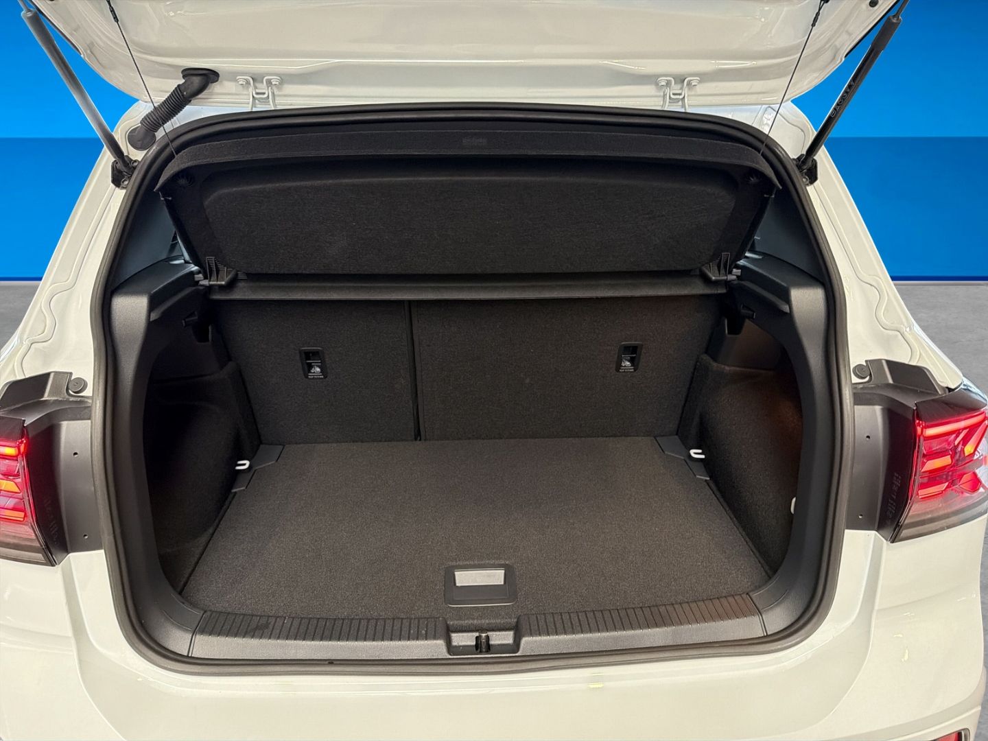 Fahrzeug 11 Fahrzeugabbildung Volkswagen T-Cross 1.5 TSI R-Line Rear View AHK Clima LED