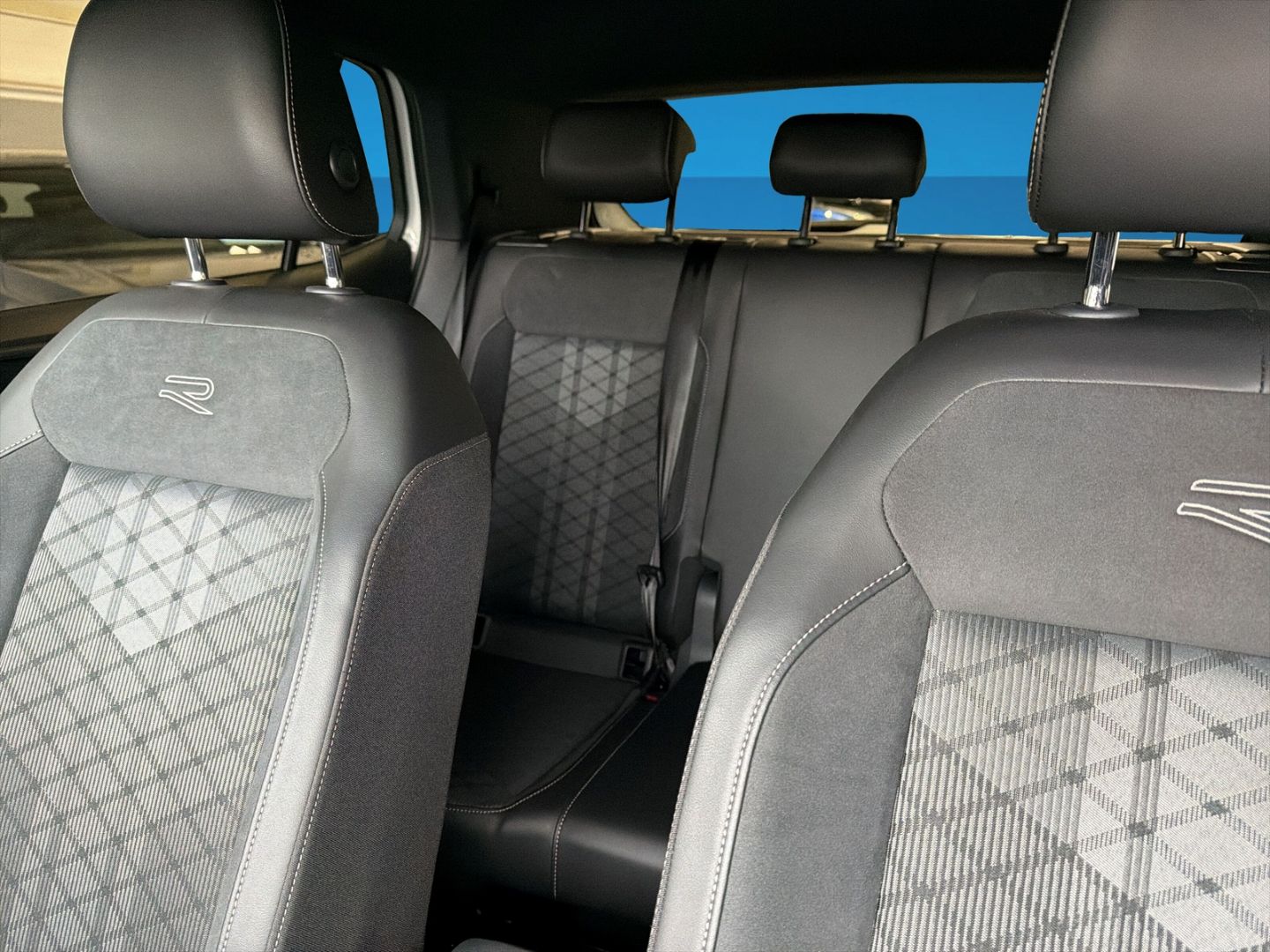 Fahrzeug 15 Fahrzeugabbildung Volkswagen T-Cross 1.5 TSI R-Line Rear View AHK Clima LED