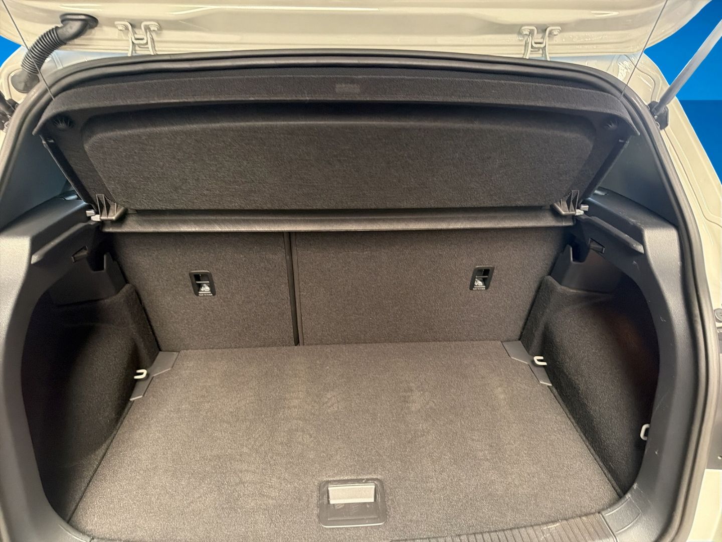 Fahrzeugabbildung Volkswagen T-Cross 1.0 TSI R-Line Rear View AHK LED-Matrix