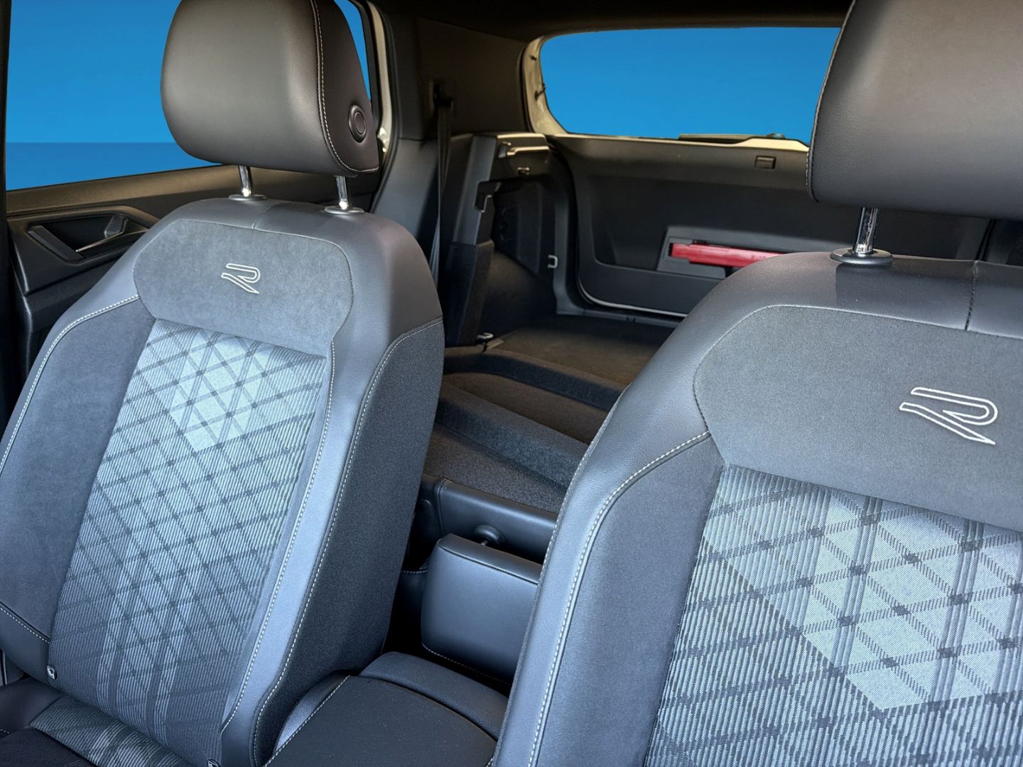 Fahrzeugabbildung Volkswagen T-Cross 1.0 TSI R-Line Rear View AHK LED-Matrix