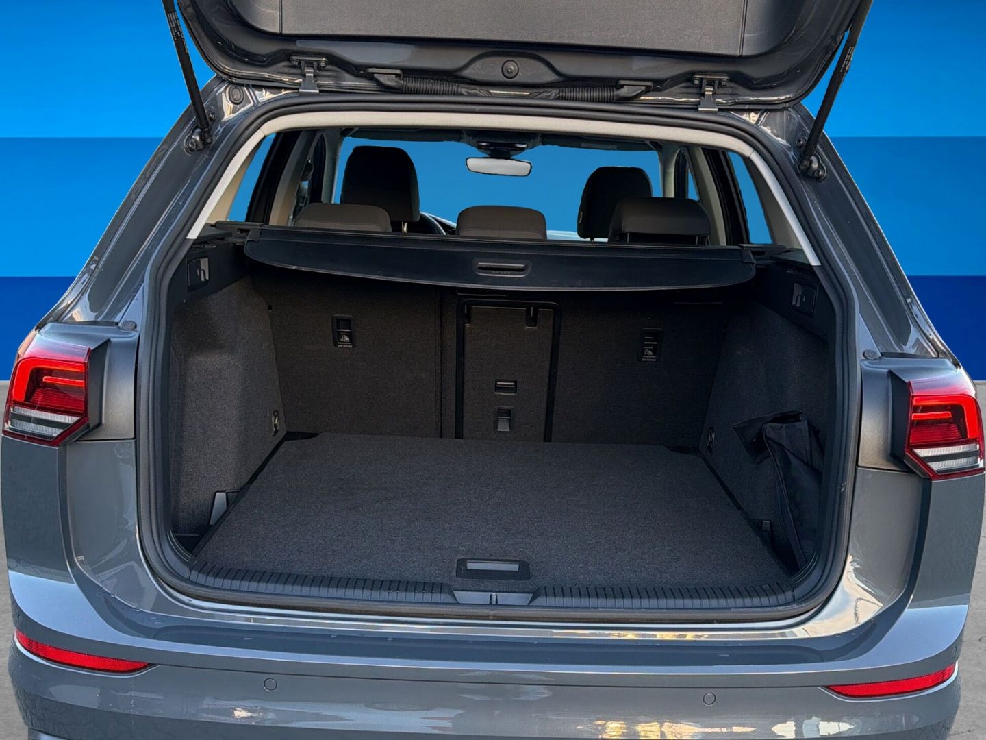 Fahrzeugabbildung Volkswagen Golf 8 2.0 TDI Life Navi Rückfahrkamera - mit KI generiert/bearbeitet