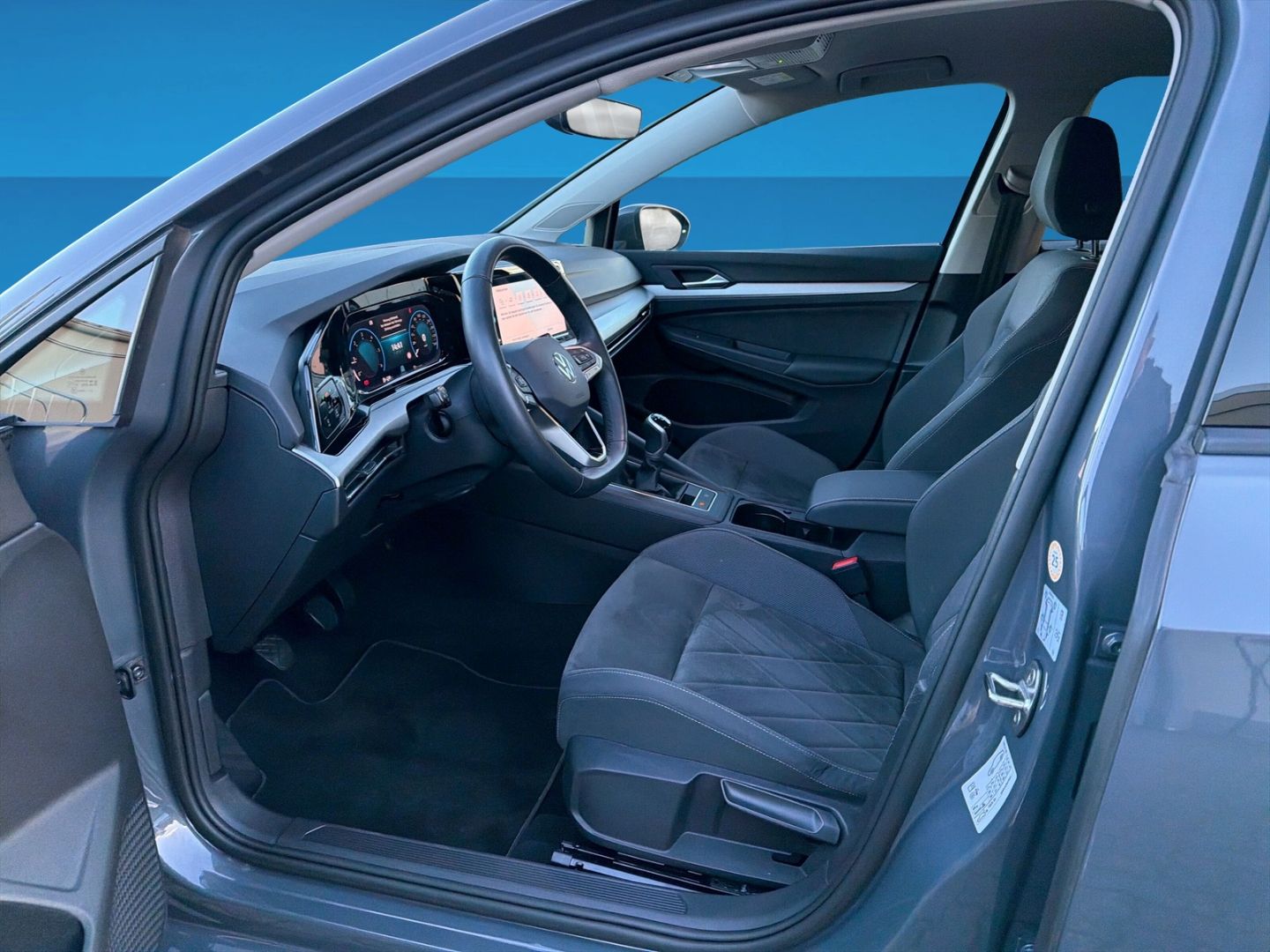 Fahrzeugabbildung Volkswagen Golf 8 2.0 TDI Life Navi Rückfahrkamera - mit KI generiert/bearbeitet
