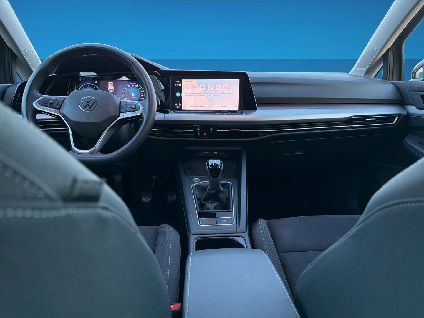 Fahrzeugabbildung Volkswagen Golf 8 2.0 TDI Life Navi Rückfahrkamera - mit KI generiert/bearbeitet