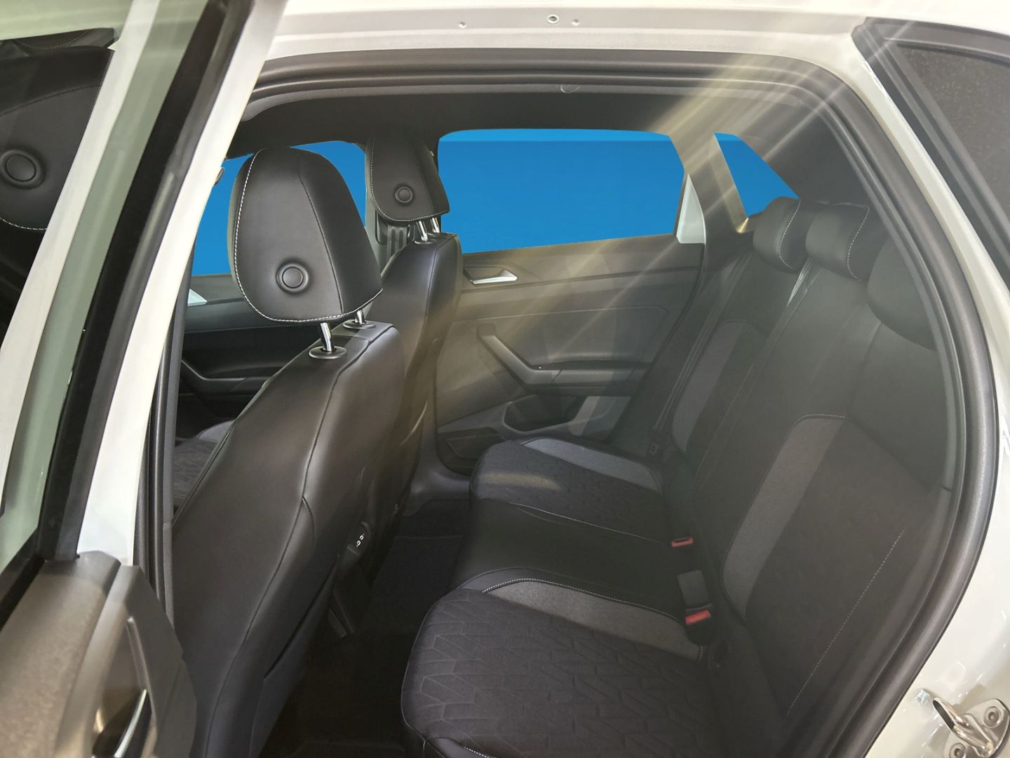 Fahrzeugabbildung Volkswagen Polo ENERGY 1,0l TSI 5-Gang REAR VIEW +PAKET NAV