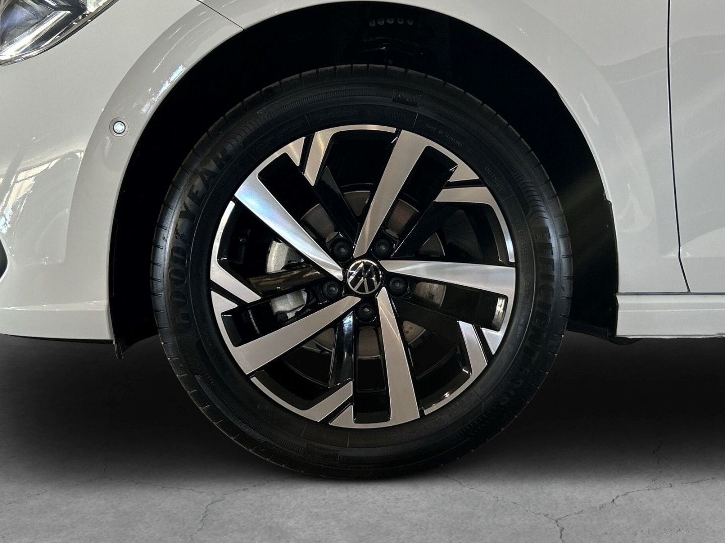 Fahrzeugabbildung Volkswagen Polo ENERGY 1,0l TSI 5-Gang REAR VIEW +PAKET NAV