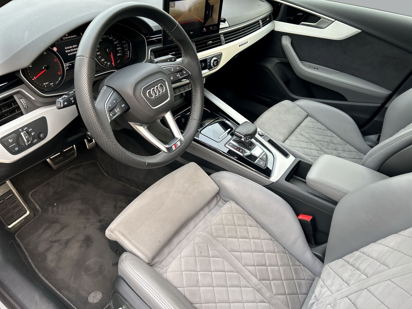 Fahrzeugabbildung Audi A4 Avant 40 TDI quattro S-tronic S-Line+Competit