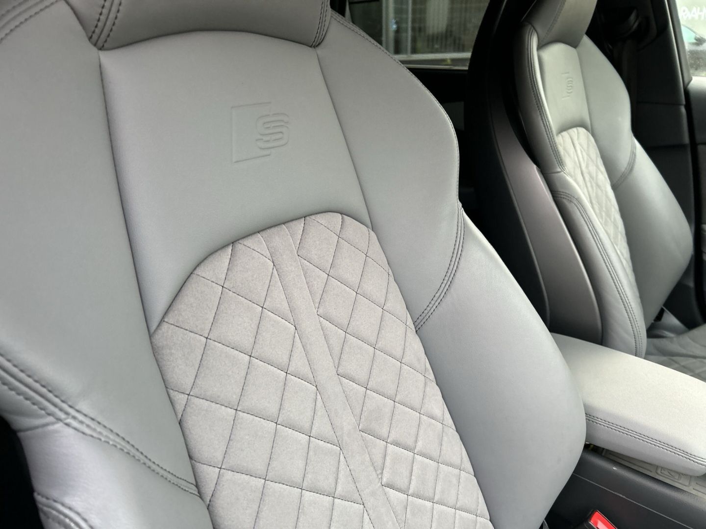 Fahrzeugabbildung Audi A4 Avant 40 TDI quattro S-tronic S-Line+Competit