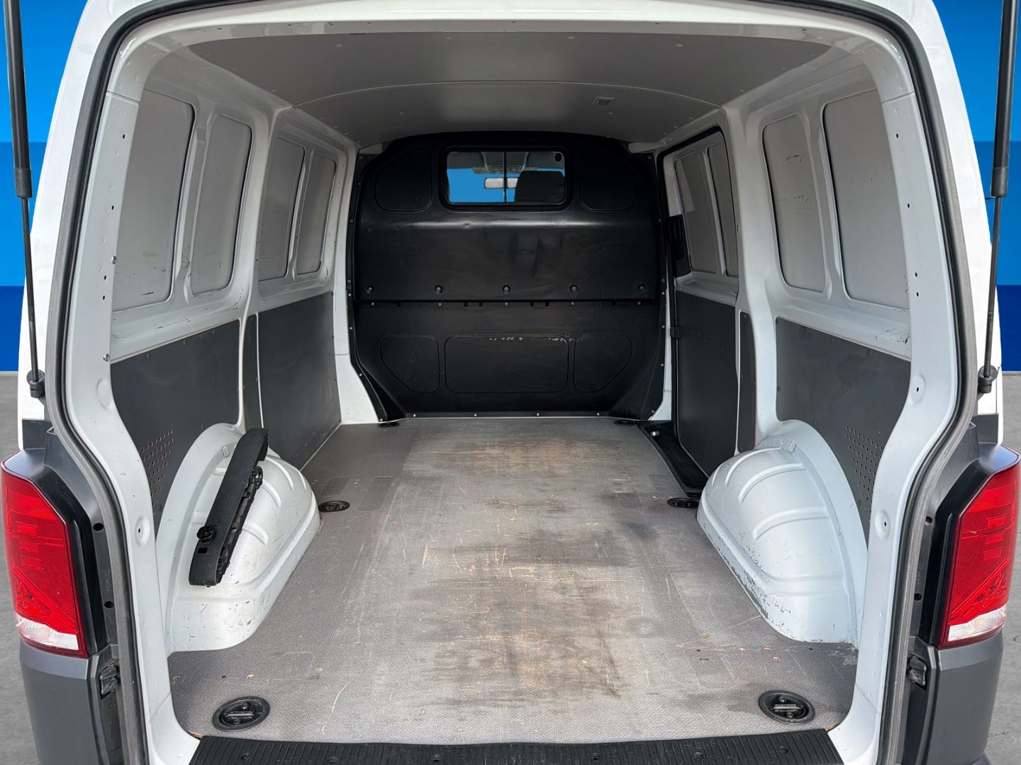 Fahrzeugabbildung Volkswagen T6.1 Kasten 2.0 TDI L1H1 AHK Navi Einparkhilfe