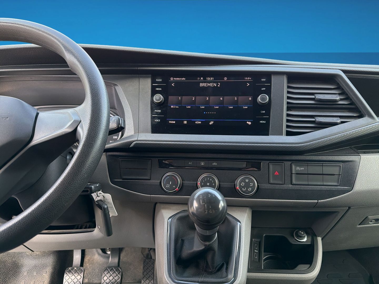 Fahrzeugabbildung Volkswagen T6.1 Kasten 2.0 TDI L1H1 AHK Navi Einparkhilfe