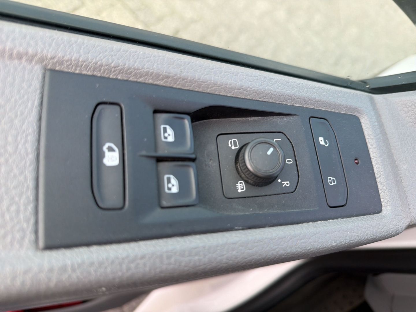 Fahrzeugabbildung Volkswagen T6.1 Kasten 2.0 TDI L1H1 AHK Navi Einparkhilfe