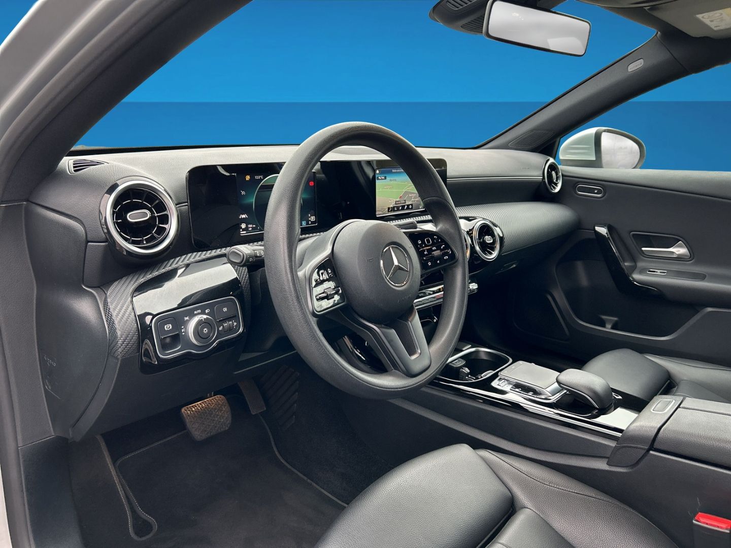 Fahrzeug 11 Fahrzeugabbildung Mercedes-Benz A 250 -Klasse EU6d-T (177.046) Navi Digitales Co - mit KI generiert/bearbeitet