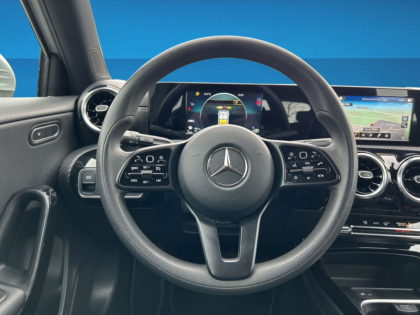 Fahrzeug 12 Fahrzeugabbildung Mercedes-Benz A 250 -Klasse EU6d-T (177.046) Navi Digitales Co - mit KI generiert/bearbeitet