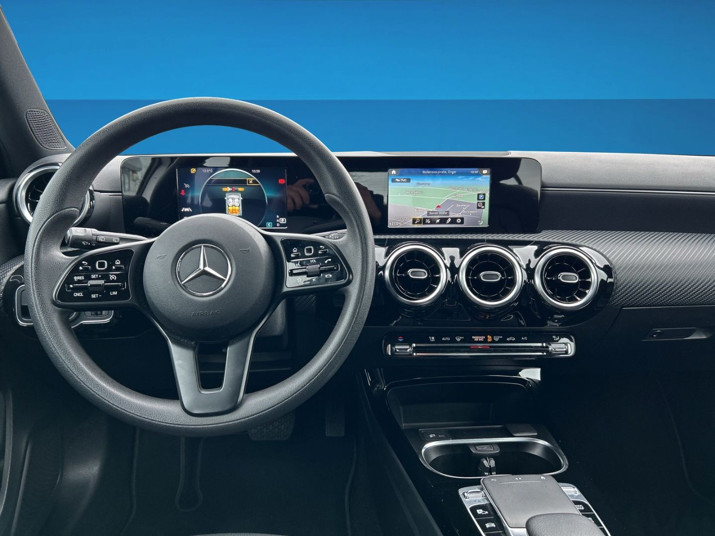 Fahrzeug 13 Fahrzeugabbildung Mercedes-Benz A 250 -Klasse EU6d-T (177.046) Navi Digitales Co - mit KI generiert/bearbeitet