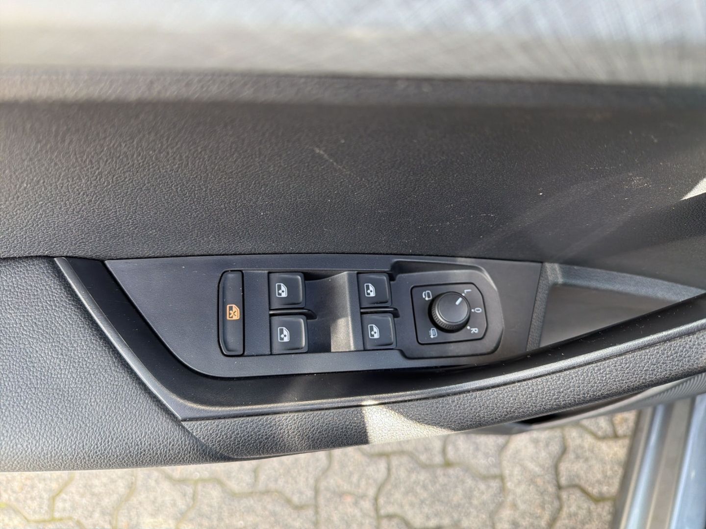 Fahrzeugabbildung SKODA Karoq 1.5 TSI ACT Ambition Clima PDC LED