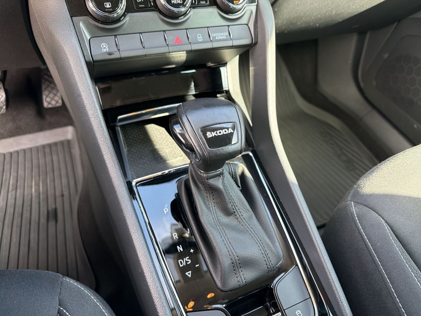 Fahrzeugabbildung SKODA Karoq 1.5 TSI ACT Ambition Clima PDC LED
