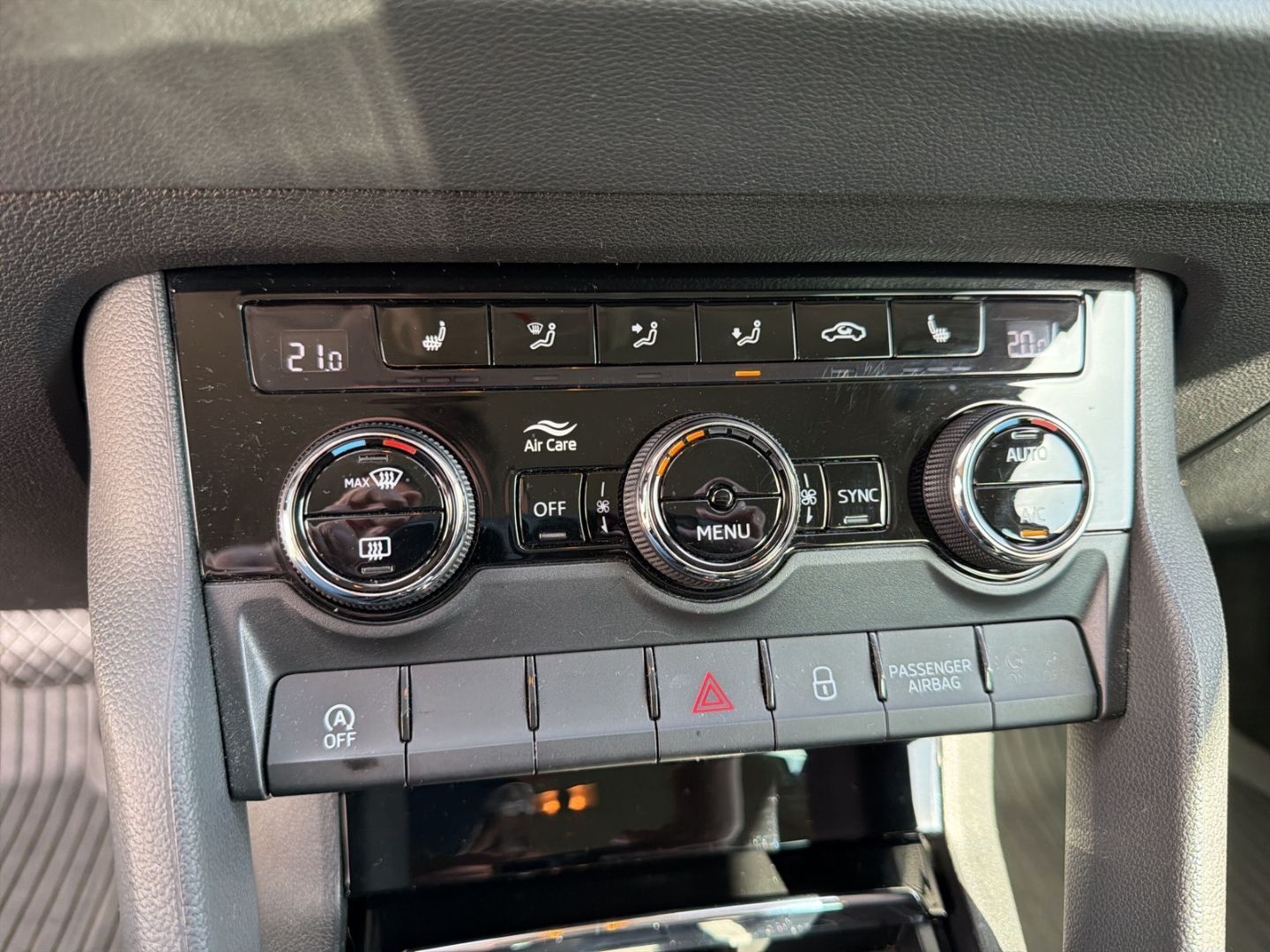 Fahrzeugabbildung SKODA Karoq 1.5 TSI ACT Ambition Clima PDC LED