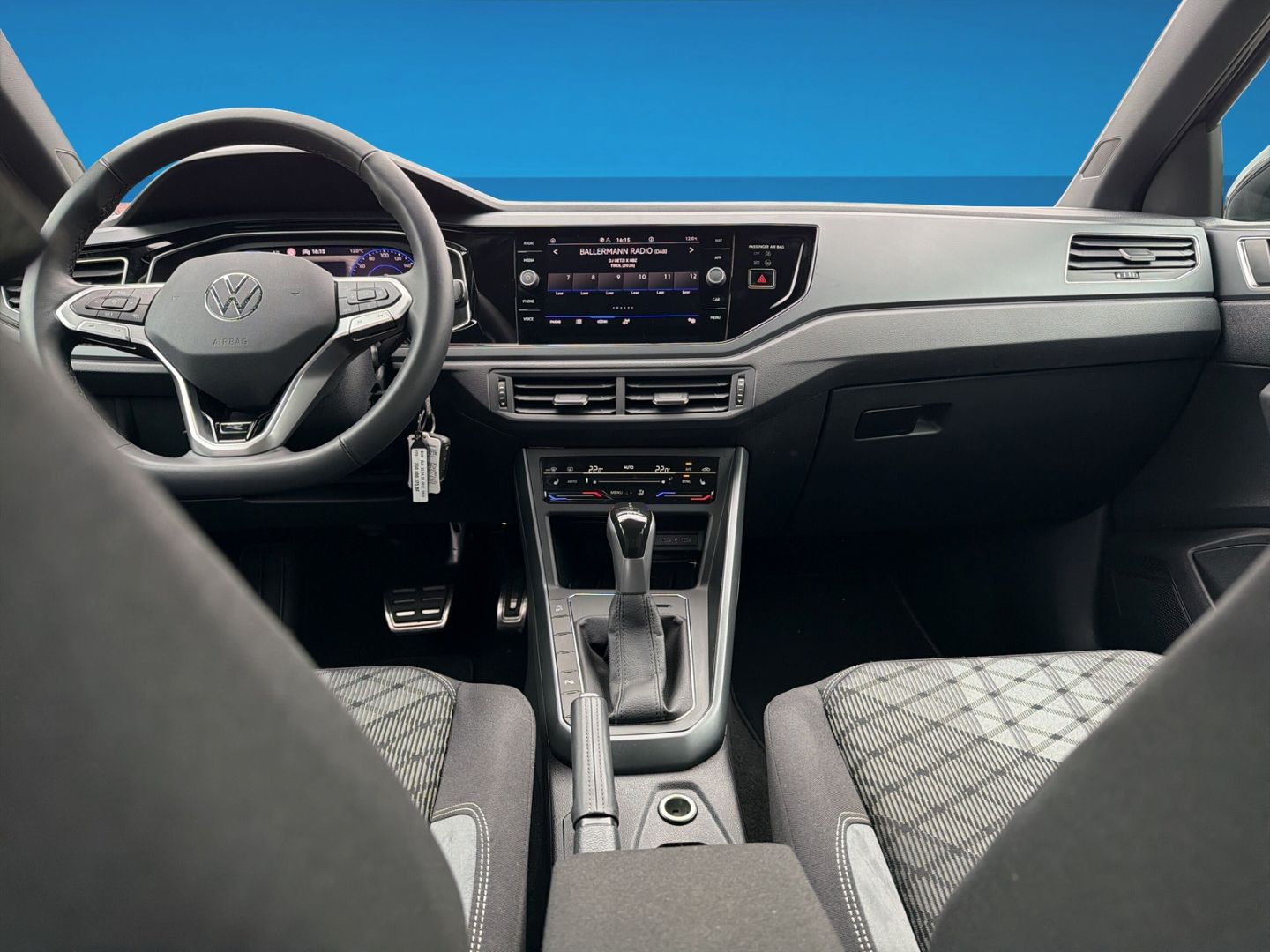 Fahrzeugabbildung Volkswagen Taigo R-Line 1.5 TSI Rear View IQ.DRIVE Navi - mit KI generiert/bearbeitet