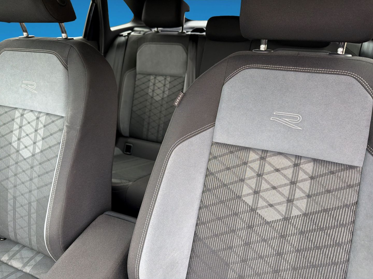 Fahrzeugabbildung Volkswagen Taigo R-Line 1.5 TSI Rear View IQ.DRIVE Navi - mit KI generiert/bearbeitet