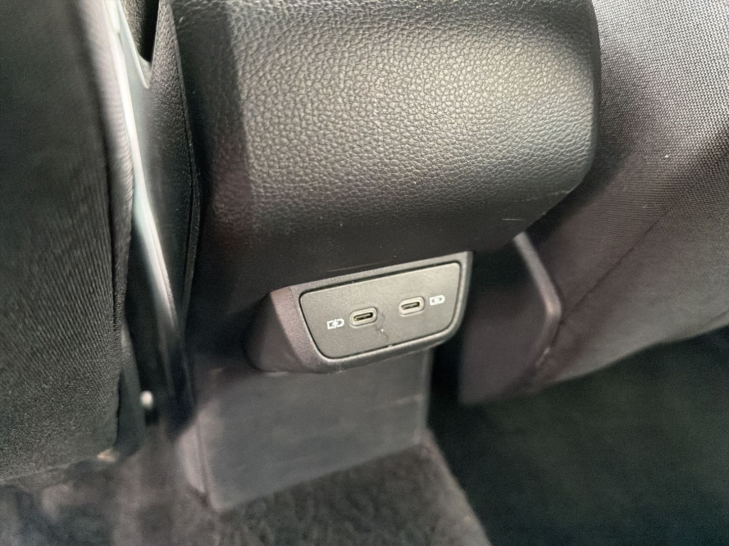 Fahrzeugabbildung Volkswagen Taigo R-Line 1.5 TSI Rear View IQ.DRIVE Navi - mit KI generiert/bearbeitet