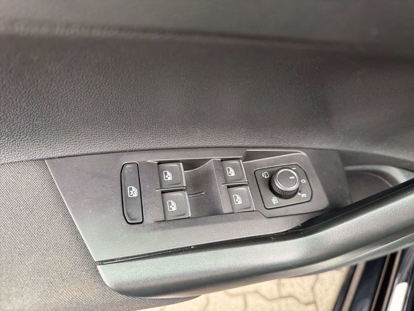 Fahrzeugabbildung Volkswagen Taigo R-Line 1.5 TSI Rear View IQ.DRIVE Navi - mit KI generiert/bearbeitet