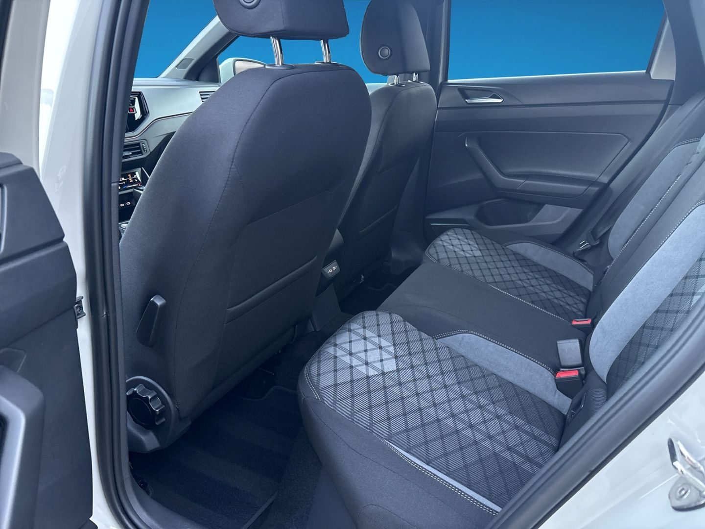 Fahrzeug 15 Fahrzeugabbildung Volkswagen Polo R-Line 1.0 TSI CarPlay Cam IQ-Light PDC vo+