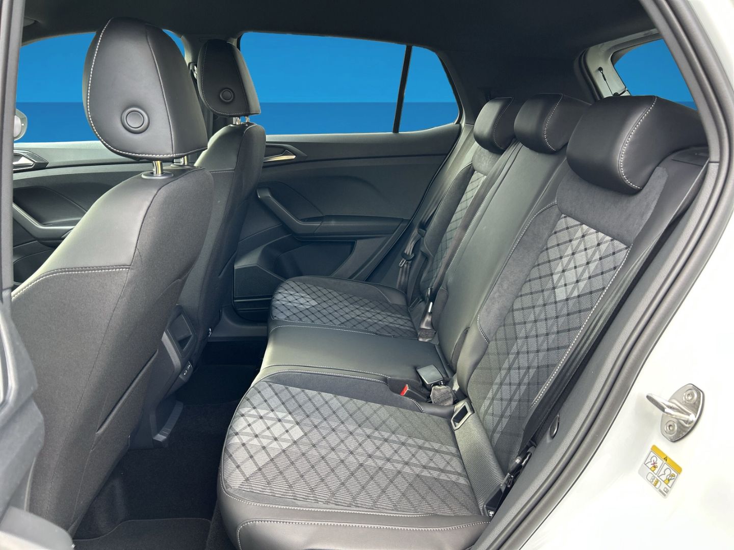 Fahrzeugabbildung Volkswagen T-Cross R-Line 1.5l TSI AHK REAR VIEW IQ.LIGHT B