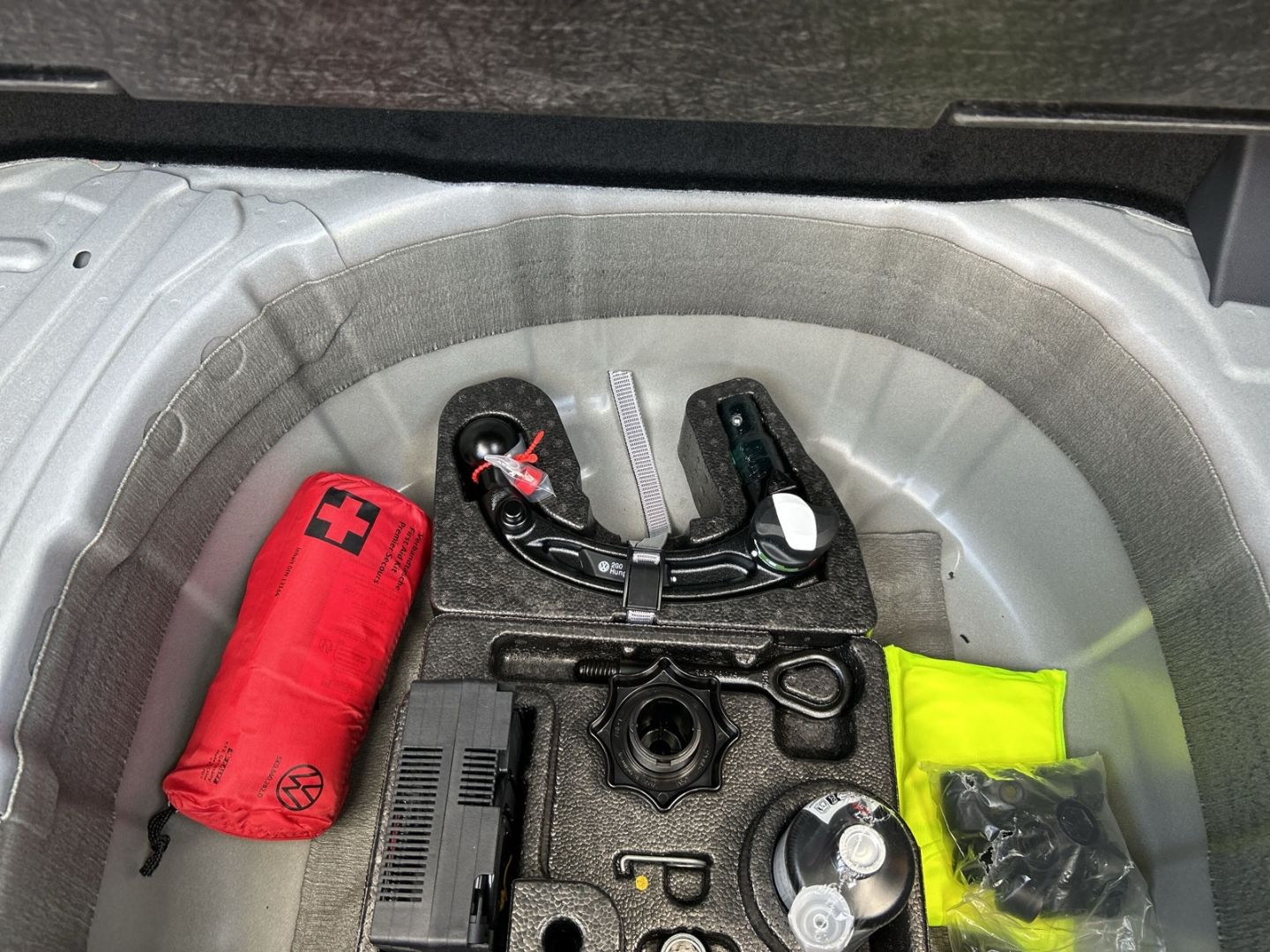 Fahrzeugabbildung Volkswagen T-Cross R-Line 1.5l TSI AHK REAR VIEW IQ.LIGHT B