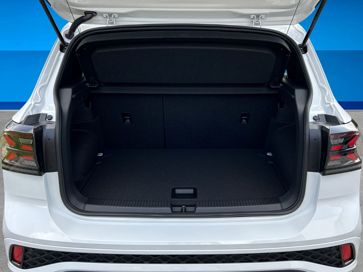 Fahrzeugabbildung Volkswagen T-Cross R-Line 1.5l TSI AHK REAR VIEW IQ.LIGHT B