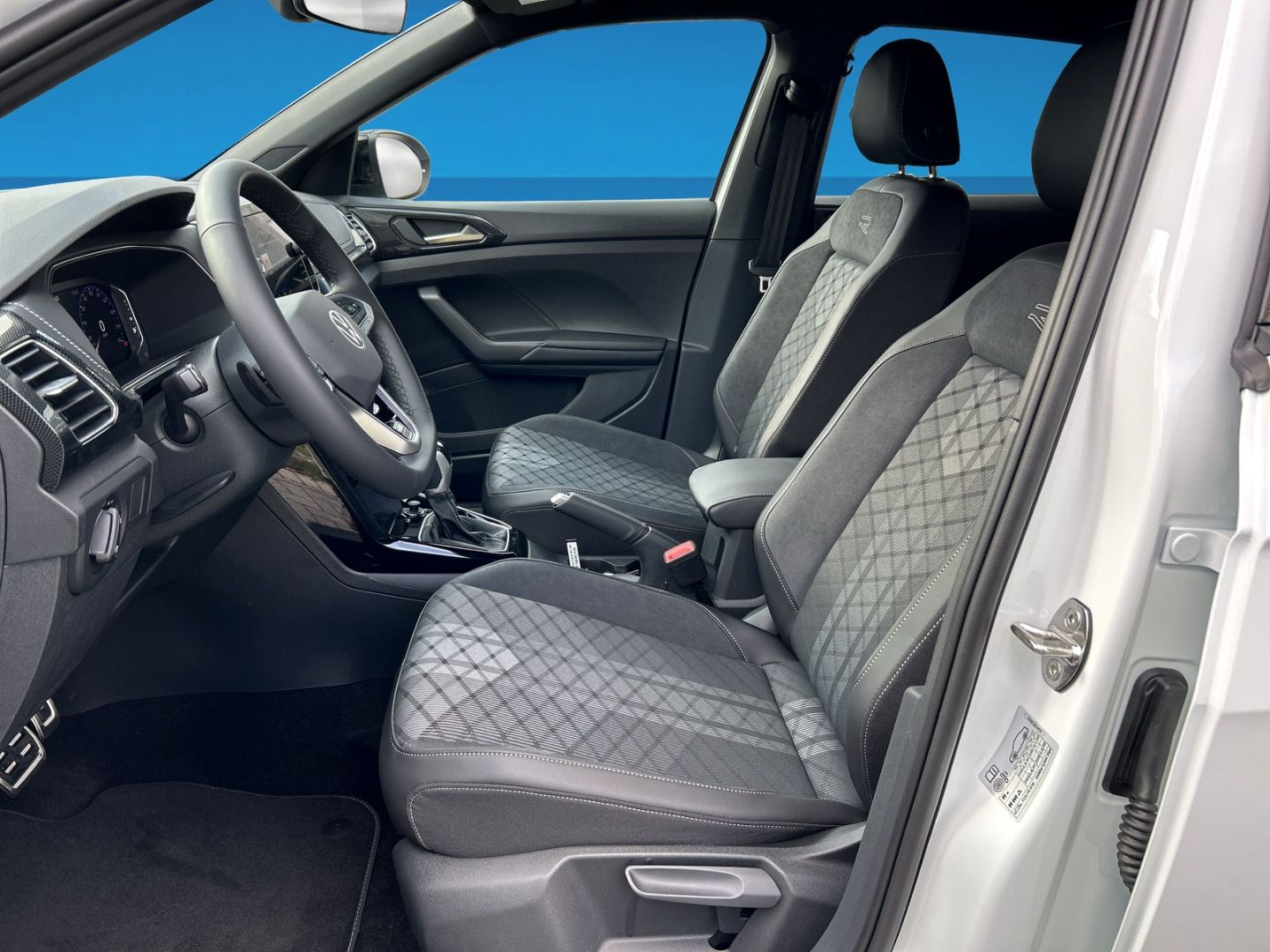 Fahrzeugabbildung Volkswagen T-Cross R-Line 1.5l TSI AHK REAR VIEW IQ.LIGHT B