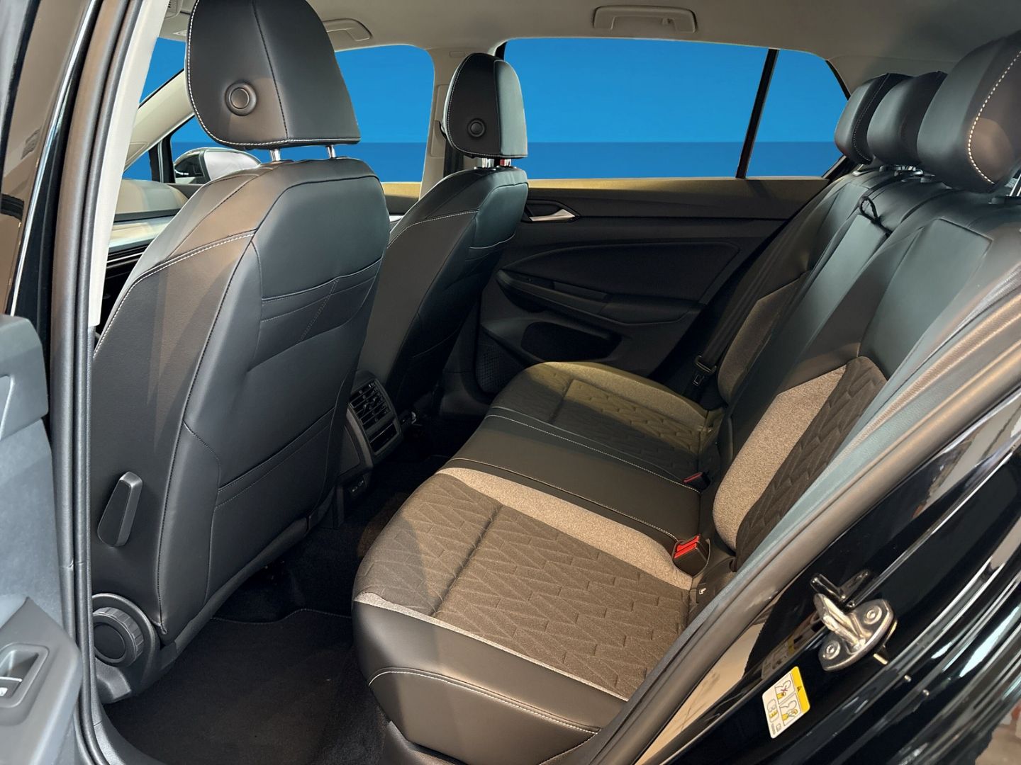 Fahrzeugabbildung Volkswagen Golf Energy 2,0 l TDI AHK AREA VIEW LED+ DISCOVE - mit KI generiert/bearbeitet