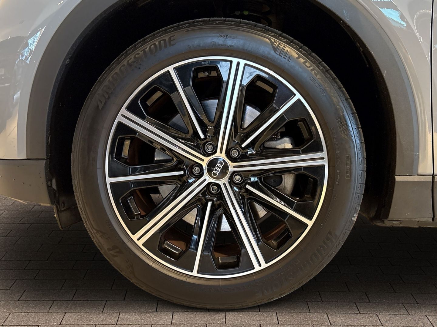 Fahrzeugabbildung Audi Q4 40 e-tron Sportback NAVI 20 ZOLL 77 kWh SHZ P