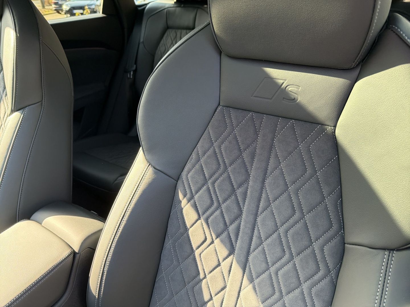 Fahrzeug 21 Fahrzeugabbildung Audi Q5 2.0 edition one e-hybrid quattro B&O+HUD+AHK+