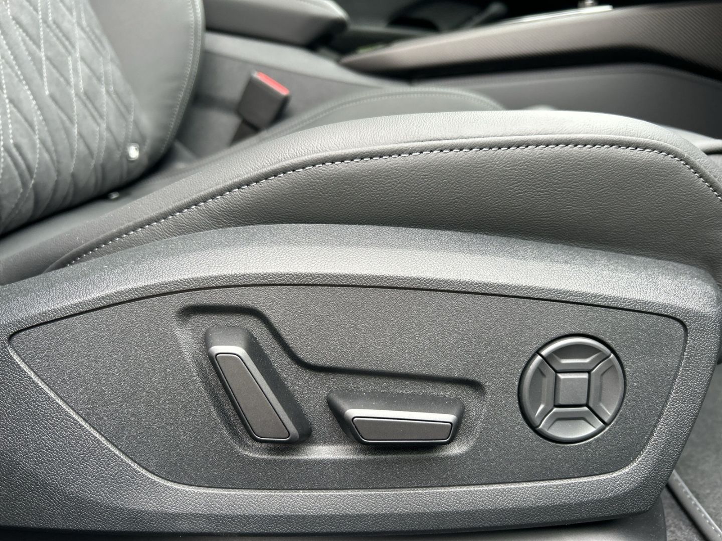 Fahrzeugabbildung Audi A5 AVANT e-HYBRID 220 kW LED+PANO,B&O,
