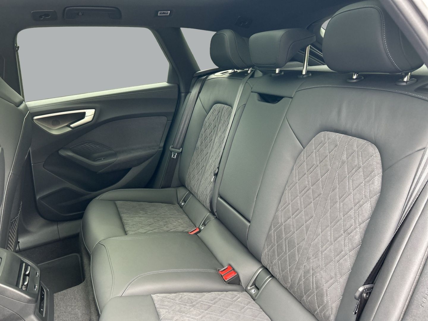 Fahrzeugabbildung Audi A5 AVANT e-HYBRID 220 kW LED+PANO,B&O,