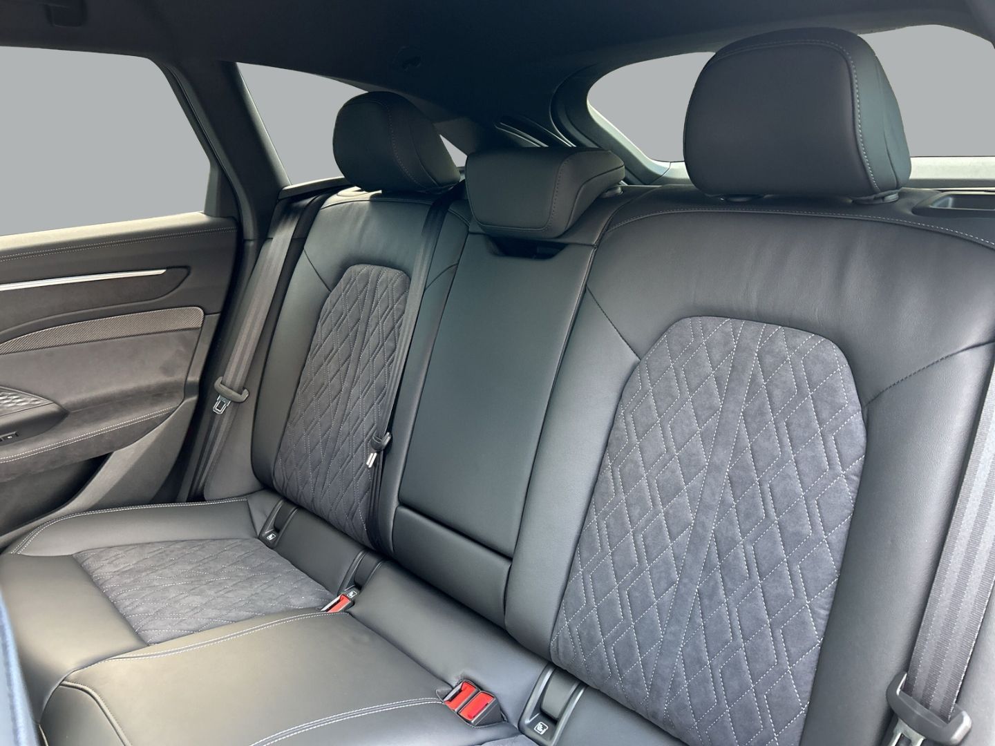 Fahrzeug 13 Fahrzeugabbildung Audi A6 Avant edition one 2.0 TDI S-line+HUD+NAVI+LED