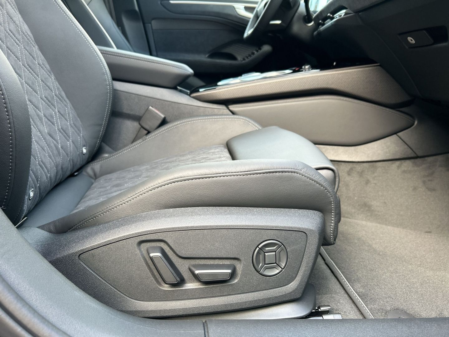 Fahrzeug 21 Fahrzeugabbildung Audi A6 Avant edition one 2.0 TDI S-line+HUD+NAVI+LED