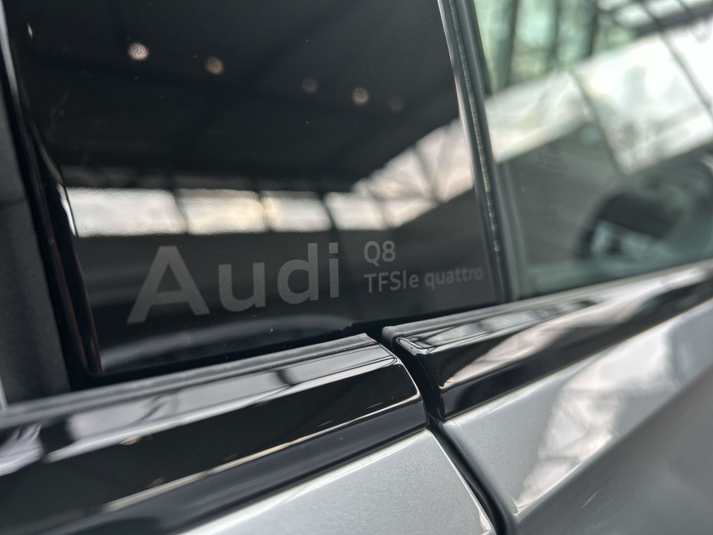 Fahrzeugabbildung Audi Q8 TFSI e S-LINE+HUD+AHK+PANO+MATRIX-LED+LEDER+K
