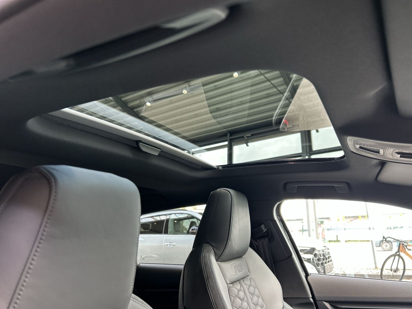 Fahrzeugabbildung Audi RS3 SPORTBACK+LED+PANO+HUD+280KM/H+KAMERA