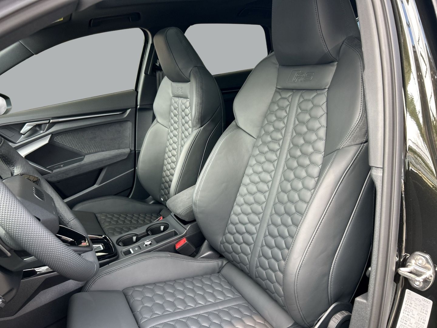 Fahrzeugabbildung Audi RS3 SPORTBACK+LED+PANO+HUD+280KM/H+KAMERA