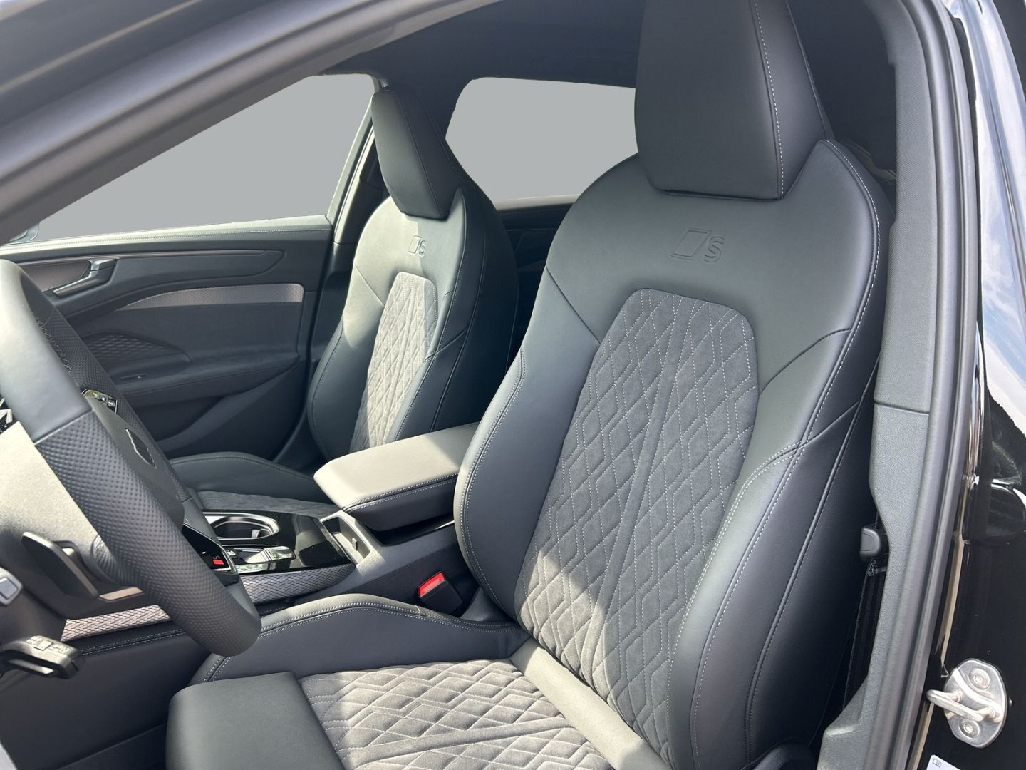 Fahrzeugabbildung Audi A6 Avant 2.0 TDI HUD+AHK+NAVI+LEDER+B&O+LED