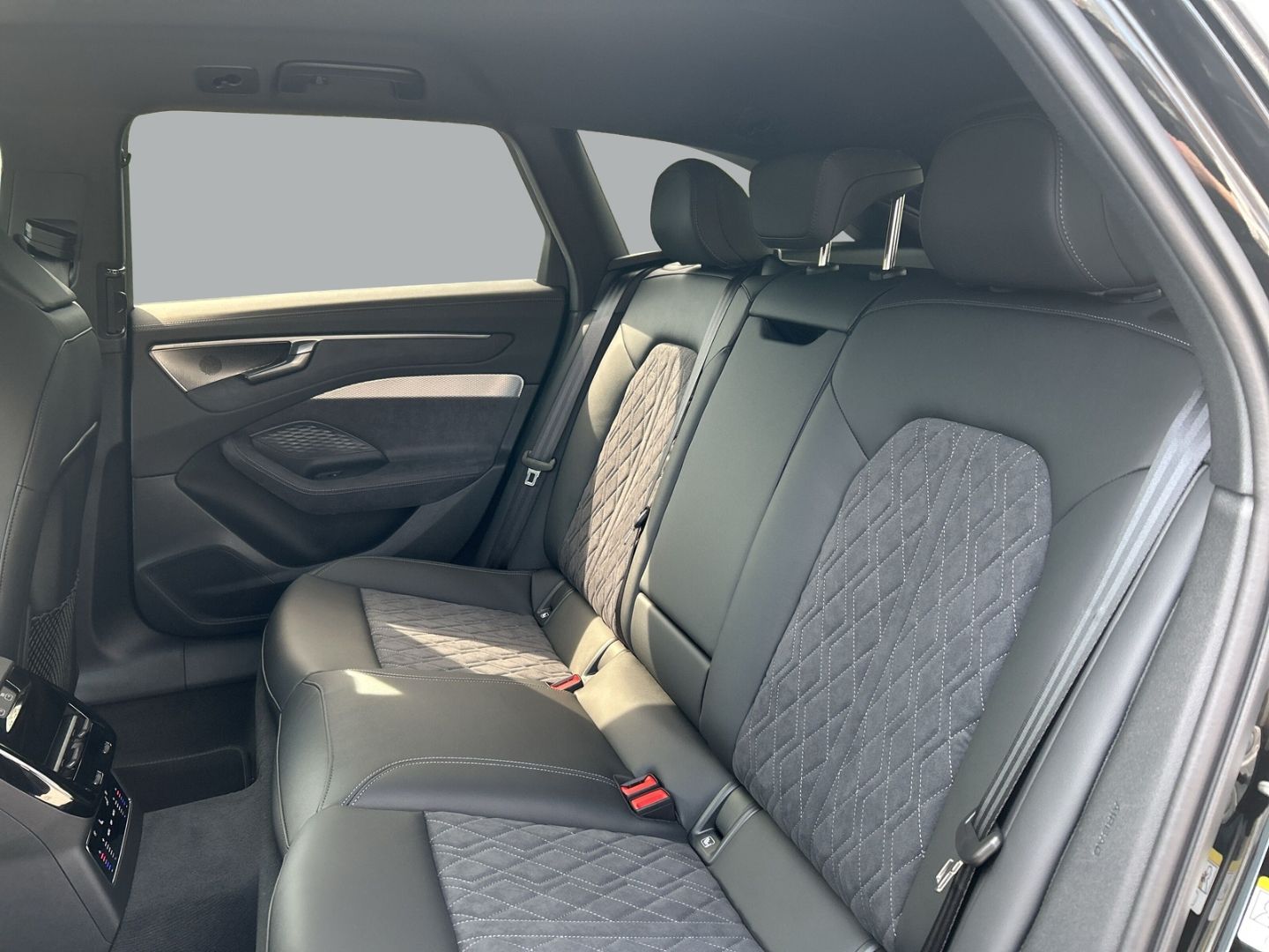 Fahrzeugabbildung Audi A6 Avant 2.0 TDI HUD+AHK+NAVI+LEDER+B&O+LED